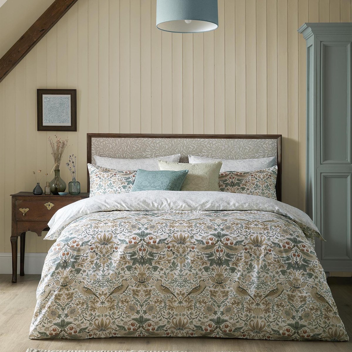Parure de lit, housse de couette fleurie + 2 taies pour grand  lit 2 personnes Fraisier et grives beige, tonalités douces, WILLIAM MORRIS AT HOME