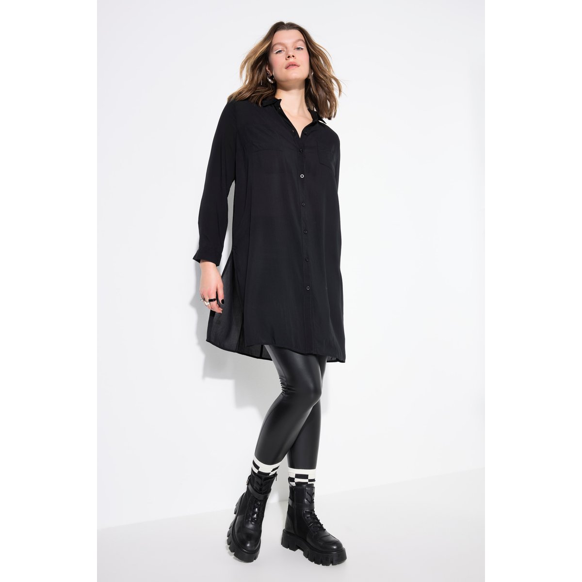 Chemise longue coupe Boxy en modal. Col noir, STUDIO UNTOLD