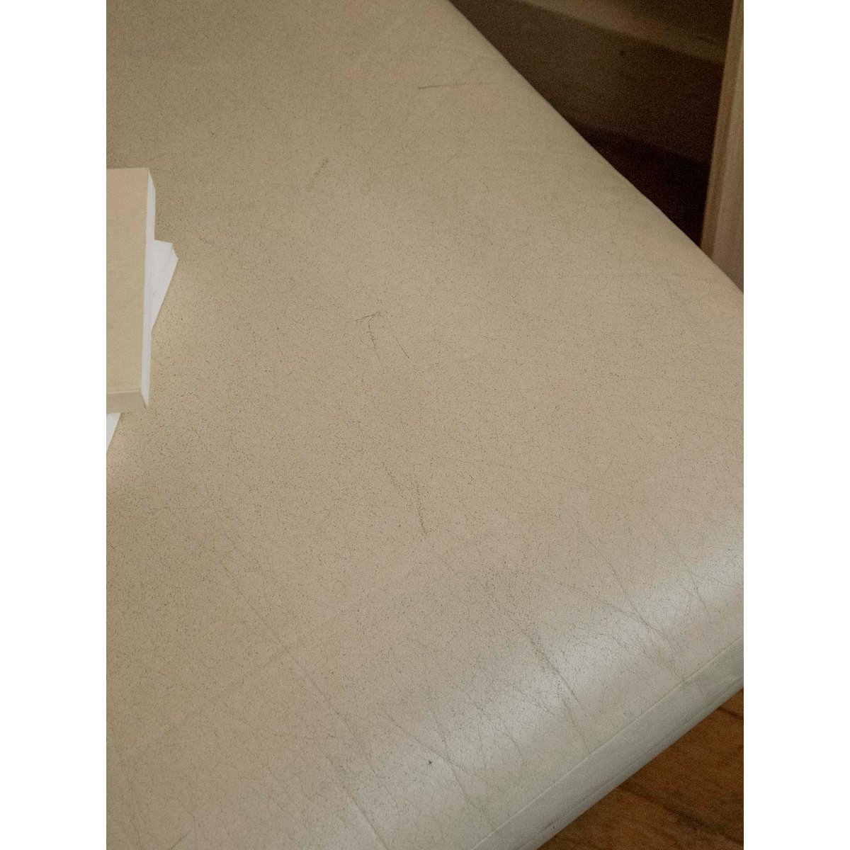 Pouf confortable en cuir beige Jean-Philippe N°95 - Bon état beige, DEBONGOUT