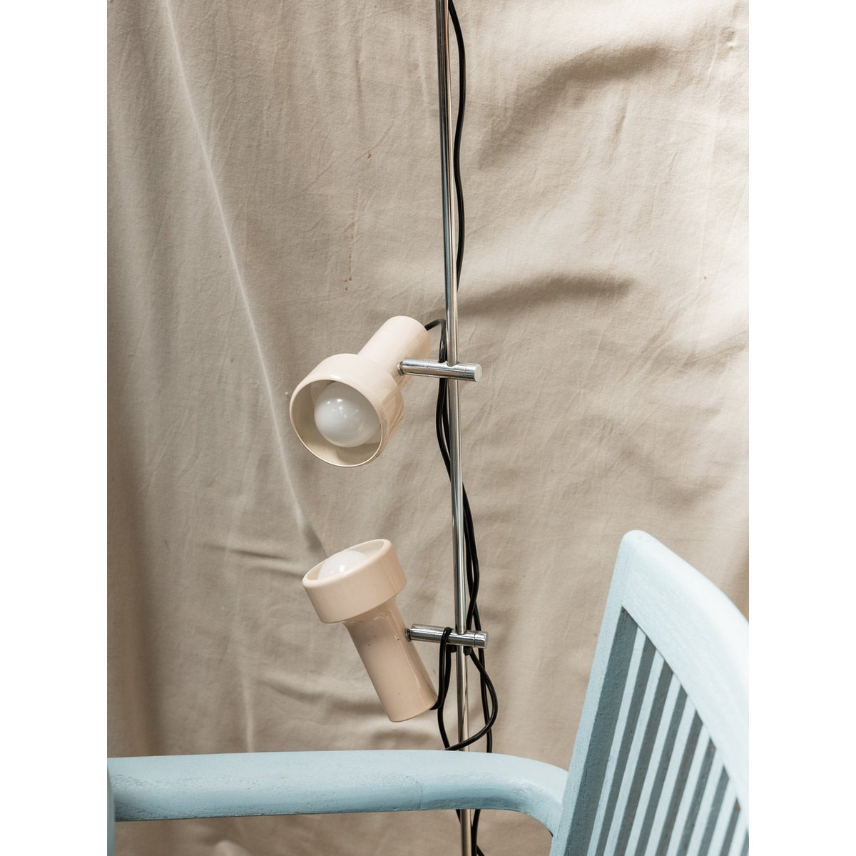 Lampadaire en plastique Julien N°133 - Bon état argenté, DEBONGOUT
