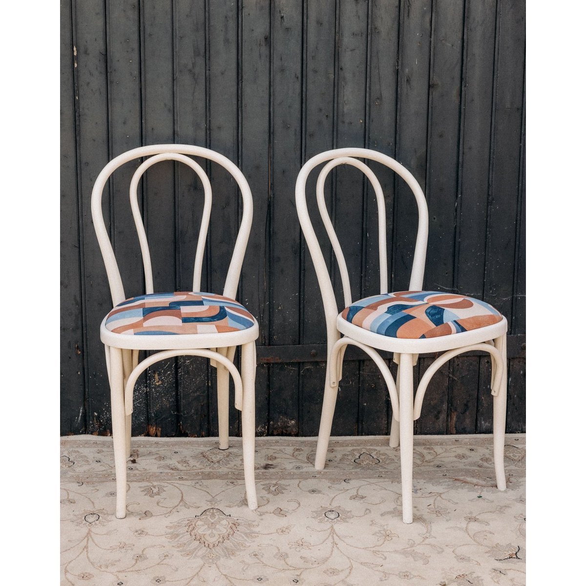Paire de 2 chaises retapisées au tissu géométrique Alma N°1620 - Bon état blanc, DEBONGOUT