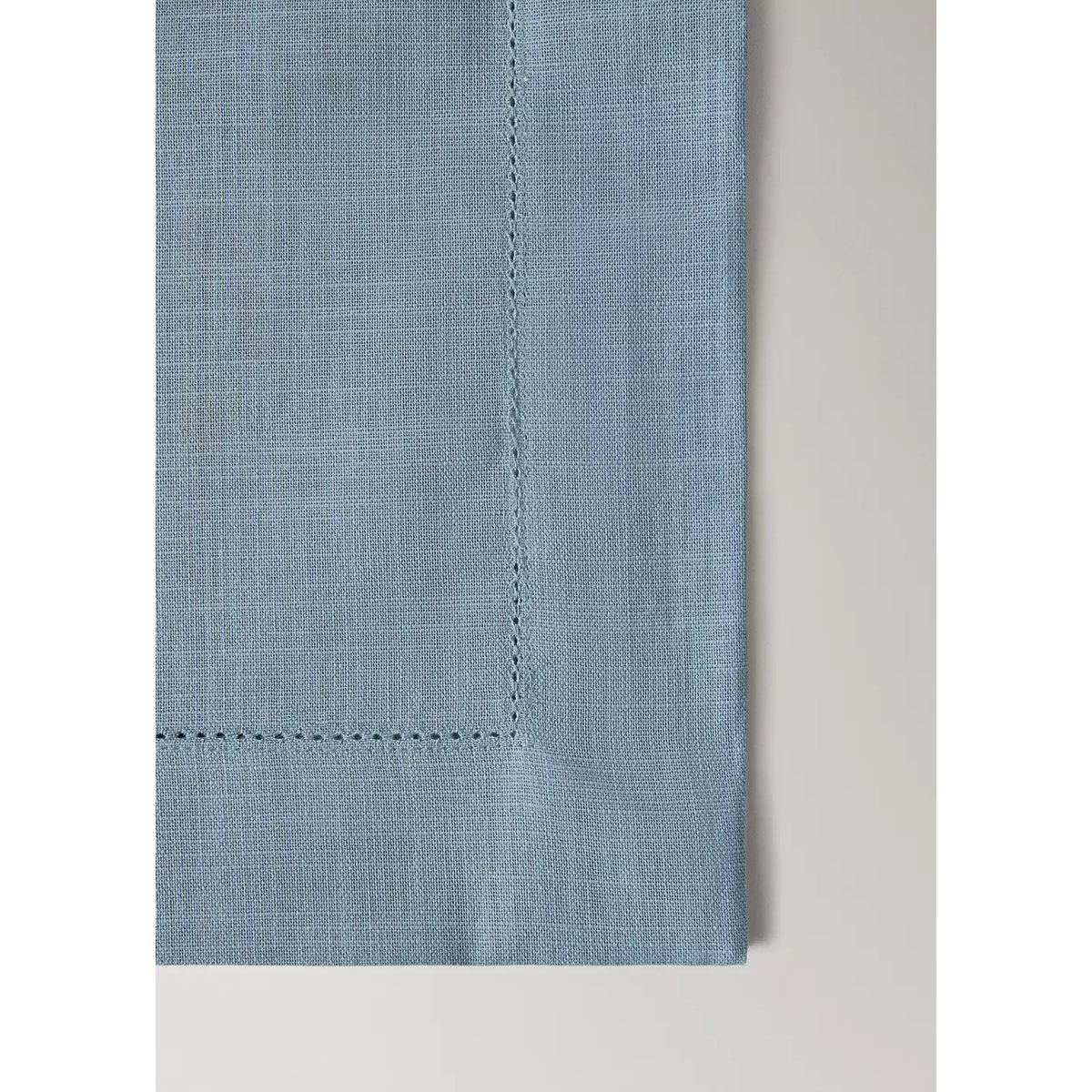 Chemin de table ajouré en coton bleu, MANGO HOME
