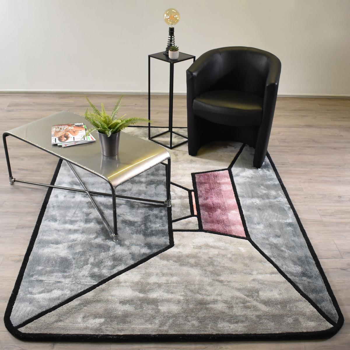 Tapis salon et chambre THE ROOM, fait à la main motif géométrique gris, bleu, noir, rose, UN AMOUR DE TAPIS
