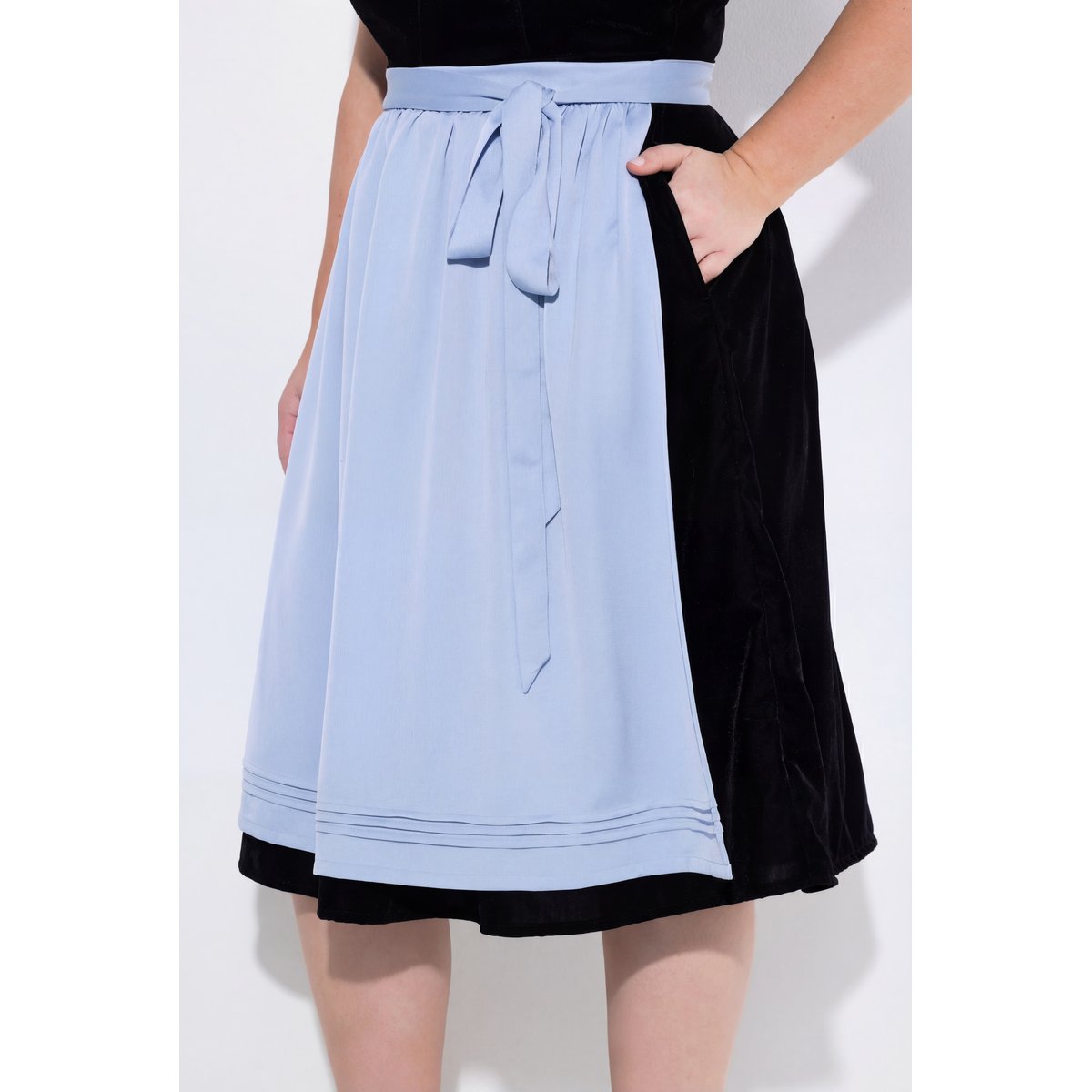 Dirndl en velours noir, ULLA POPKEN