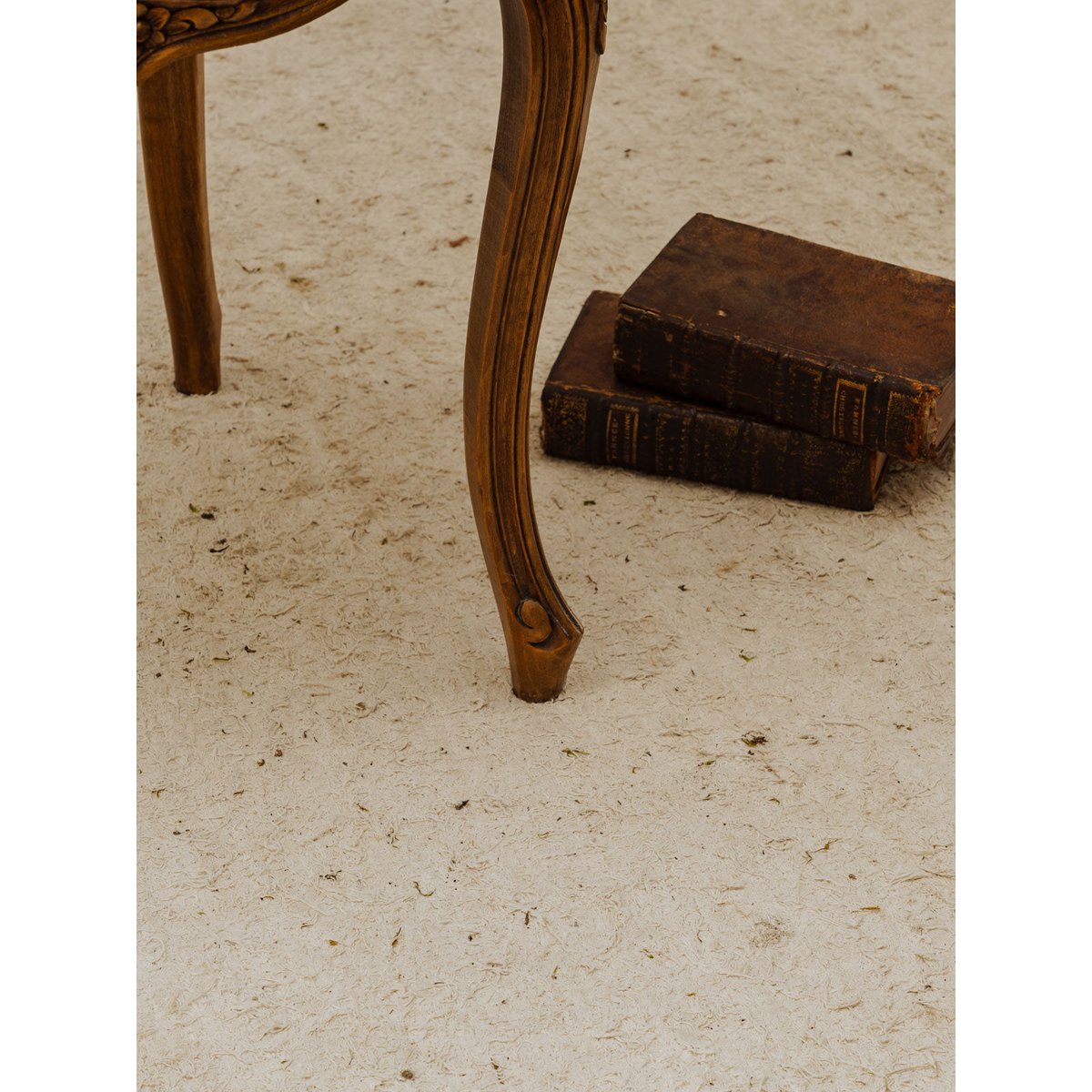 Paire de chaises en bois et tissu noir Claude N°1702 - Bon état bois foncé, DEBONGOUT
