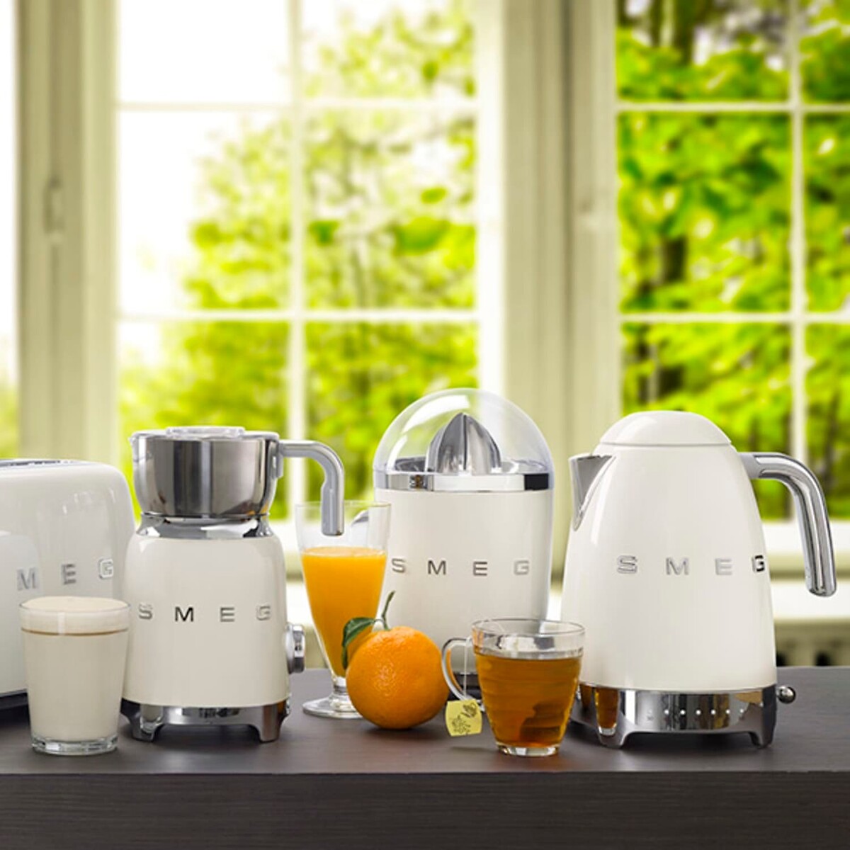 Retro Style 1.7L Variable Temperature Kettle - KLF04 white, SMEG