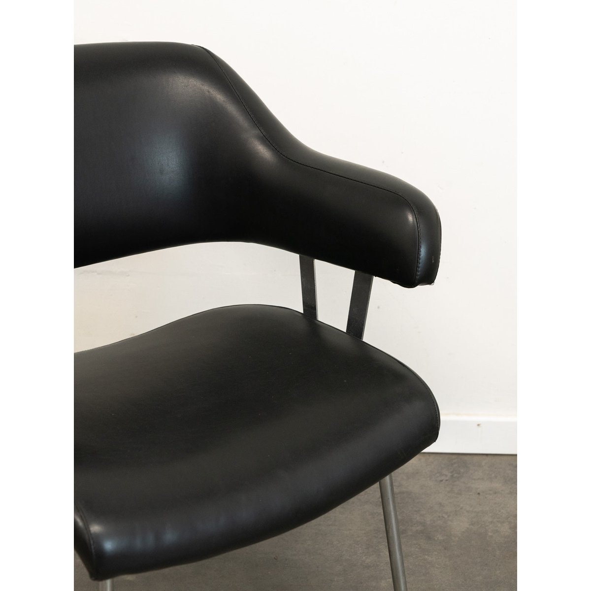 Paire de fauteuils en skaï et métal Jakob N°1289 - Bon état noir, DEBONGOUT