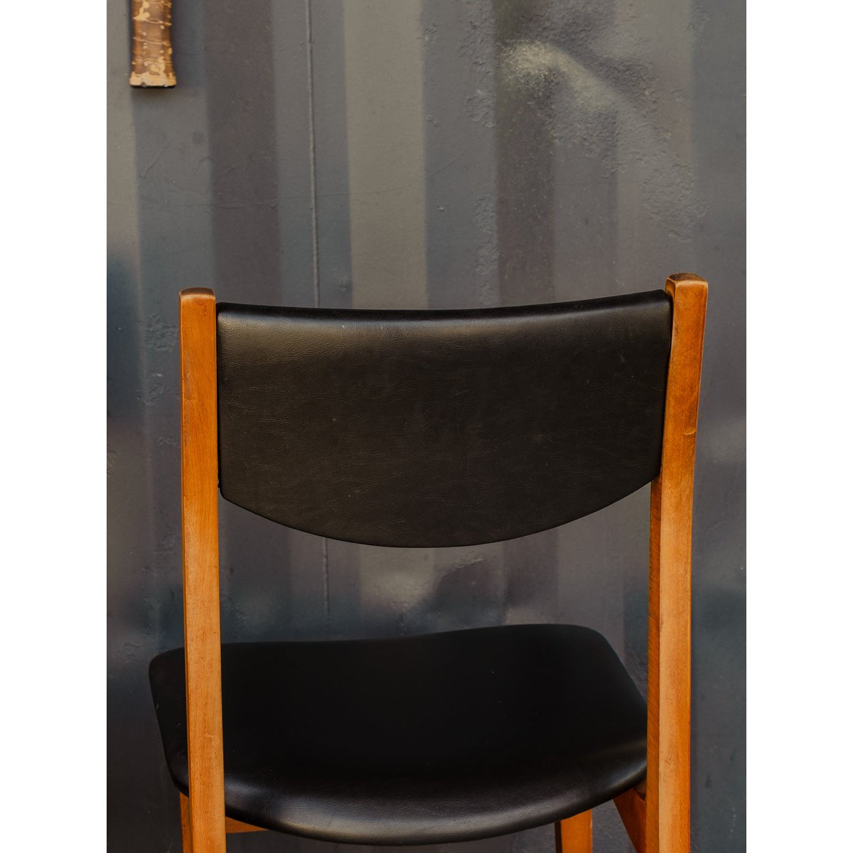 Lot de 4 chaises en cuir noir et bois Alma N°1874 - Bon état noir, DEBONGOUT