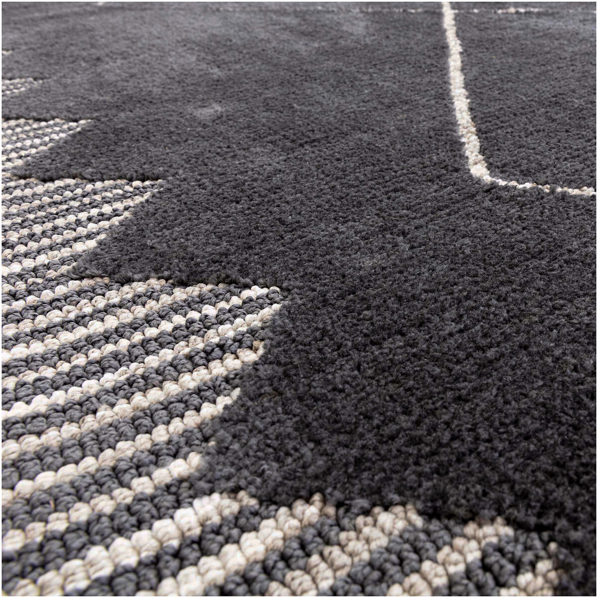 Monochrome Patterned Rug dark grey , ÉDITÉ
