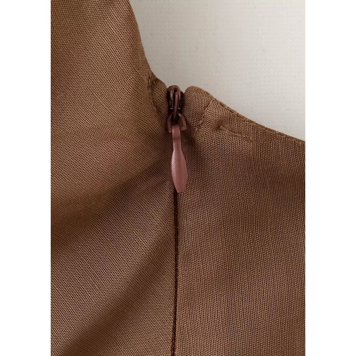 Top dos-nu avec détails brodés marron, MANGO