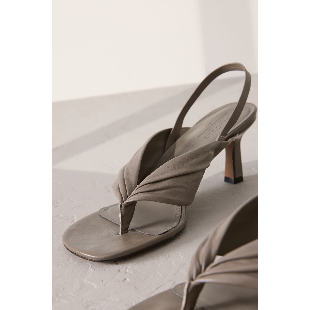 Chaussures à bride arrière et entredoigt taupe, NEXT