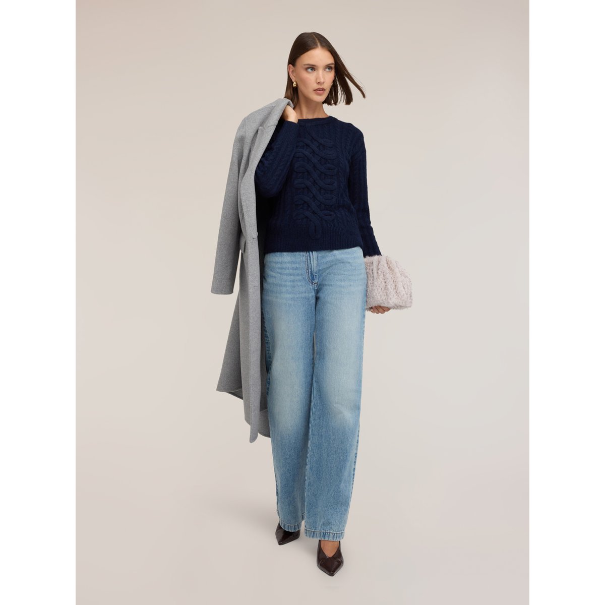Pull tressé bleu, MOTIVI