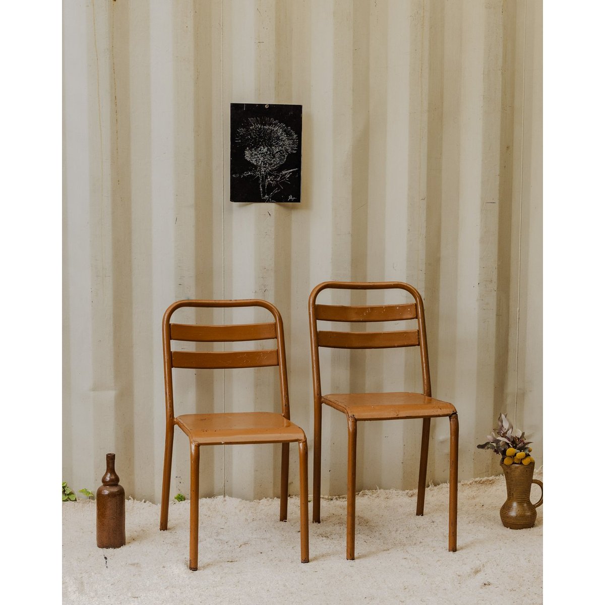 Paire de chaises en métal marron Claude N°1239 - Bon état marron, DEBONGOUT