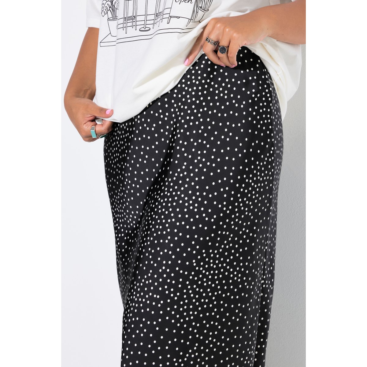 Jupe midi en satin, coupe trapèze, à pois noir, STUDIO UNTOLD