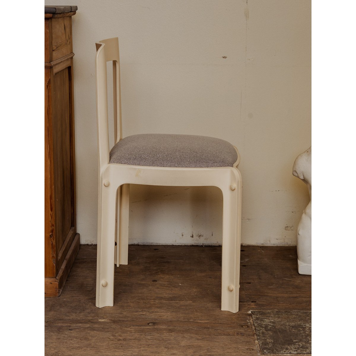 Chaise en plastique écru et tissu gris Alma N°1588 - Bon état ecru, DEBONGOUT