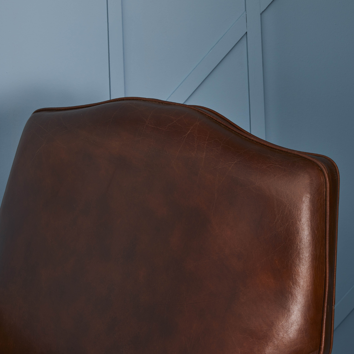 Fauteuil style Chesterfield en cuir pleine fleur marron Moustache marron, CALICOSY