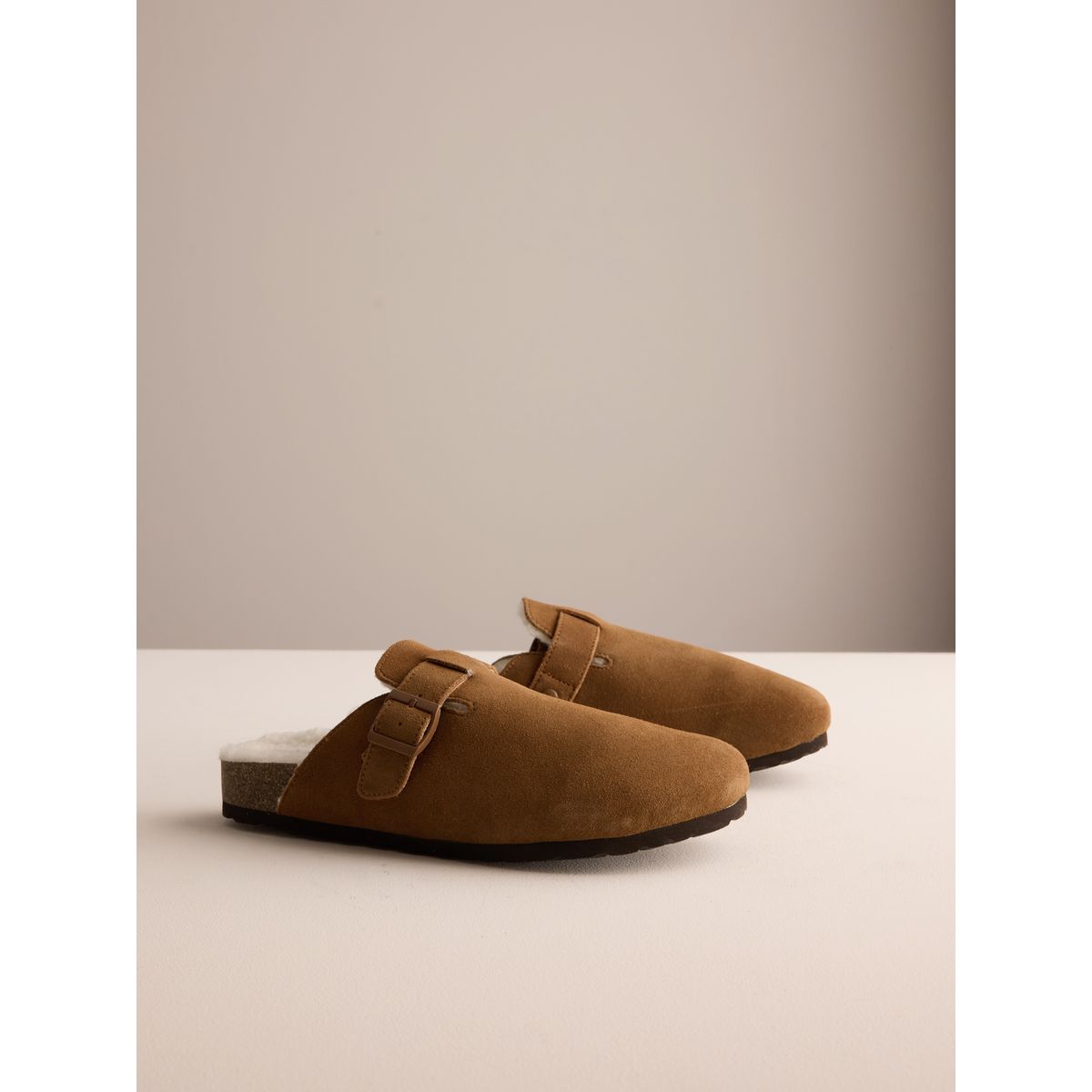 Chaussons mules en daim à boucle marron fauve, NEXT