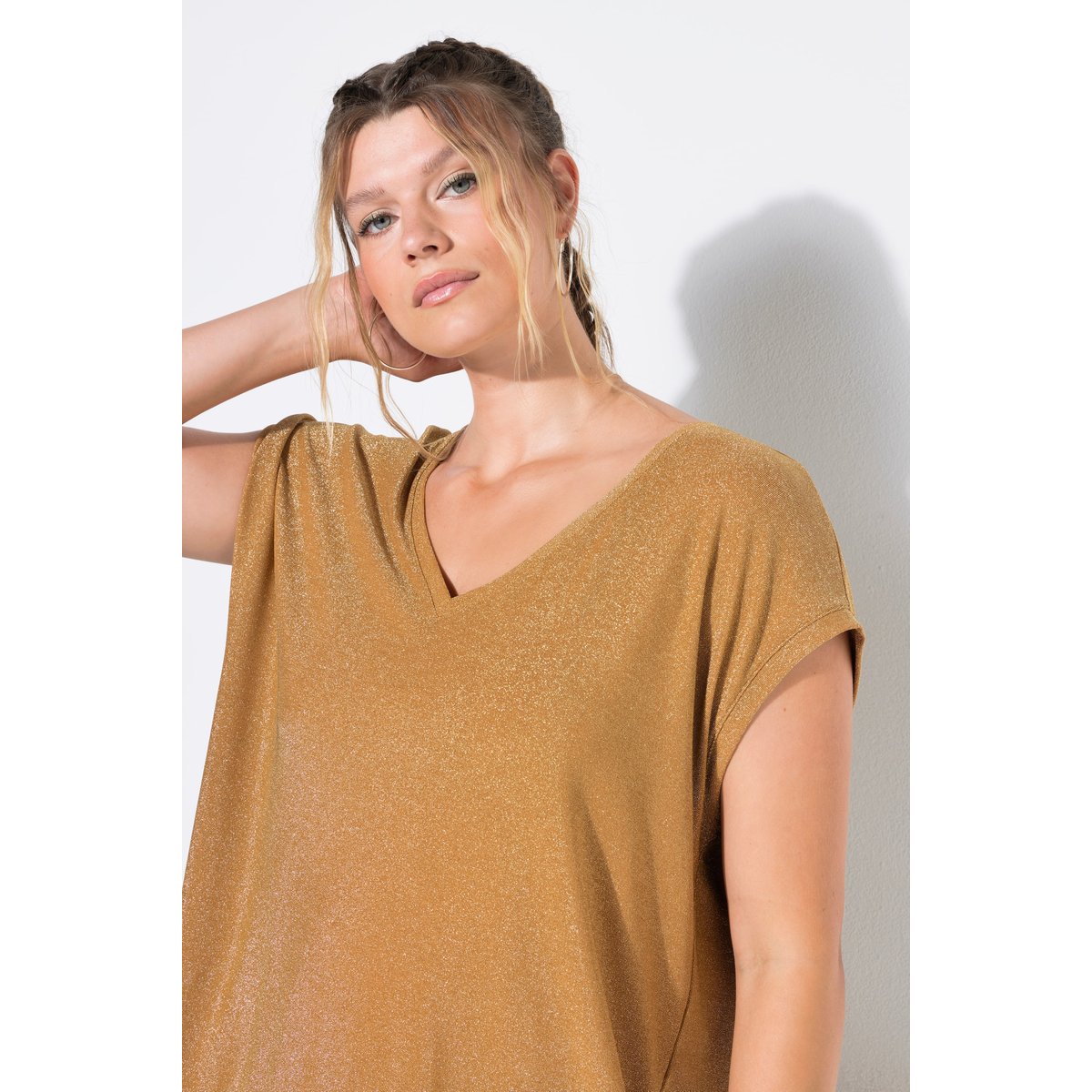 Haut en jersey scintillant, décolleté en V chameau, STUDIO UNTOLD