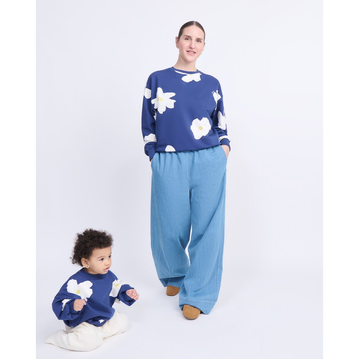 Sweat en coton bio imprimé fleuri bleu encre, EMOI EMOI