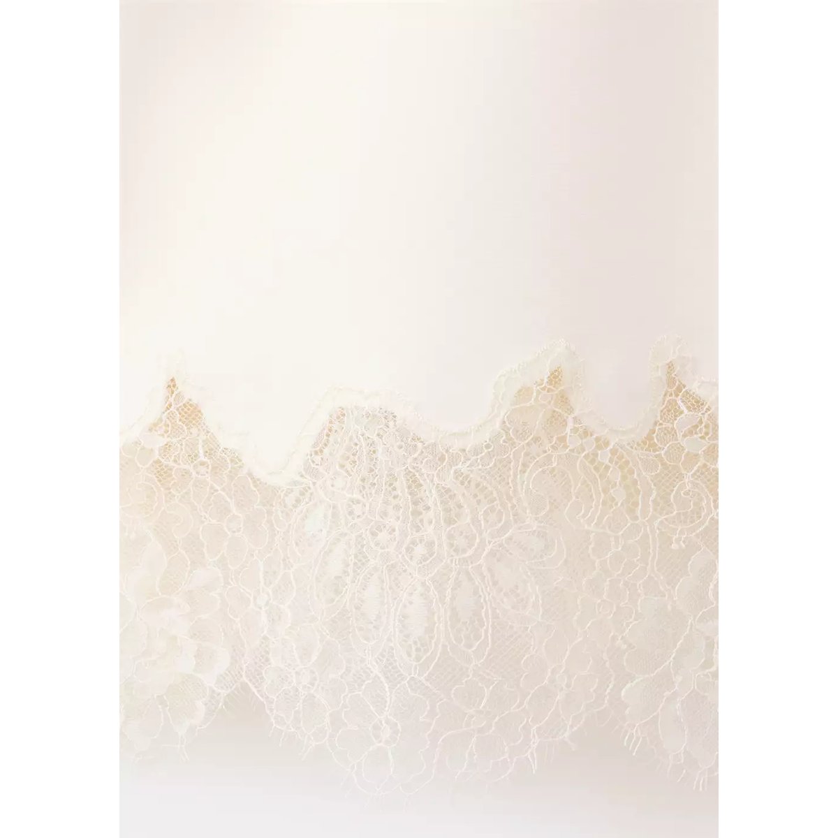 Robe satinée finition en dentelle écru, MANGO