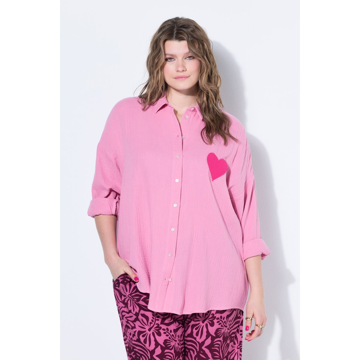 Blouse oversize en mousseline, écusson cœur rose clair, STUDIO UNTOLD