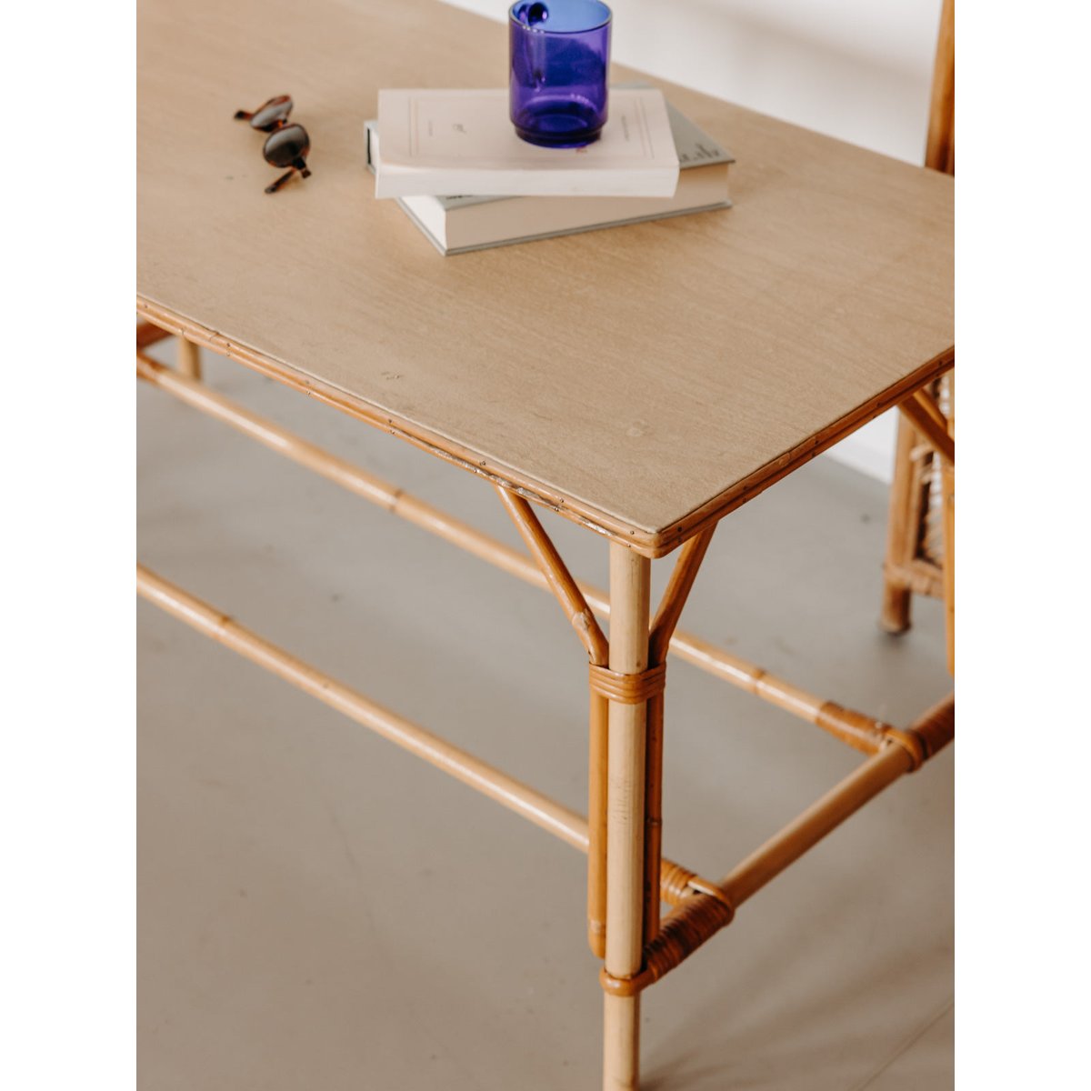 Grande table basse en bois et rotin Léonie N°1574 - Bon état bois clair, DEBONGOUT