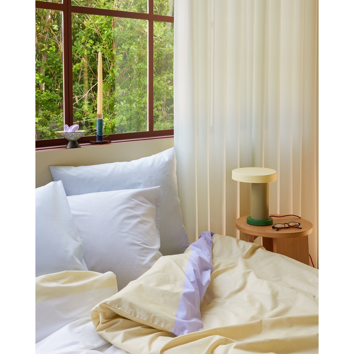 Lampe de table en fer et polycarbonate MAGIC vert/olive, HUBSCH