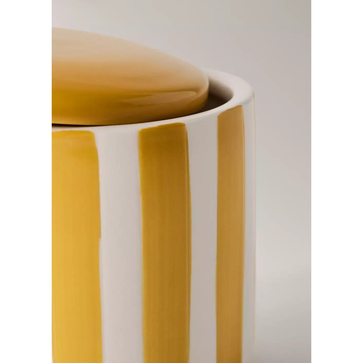 Gobelet de salle de bain en céramique avec rayures peintes moutarde, MANGO HOME