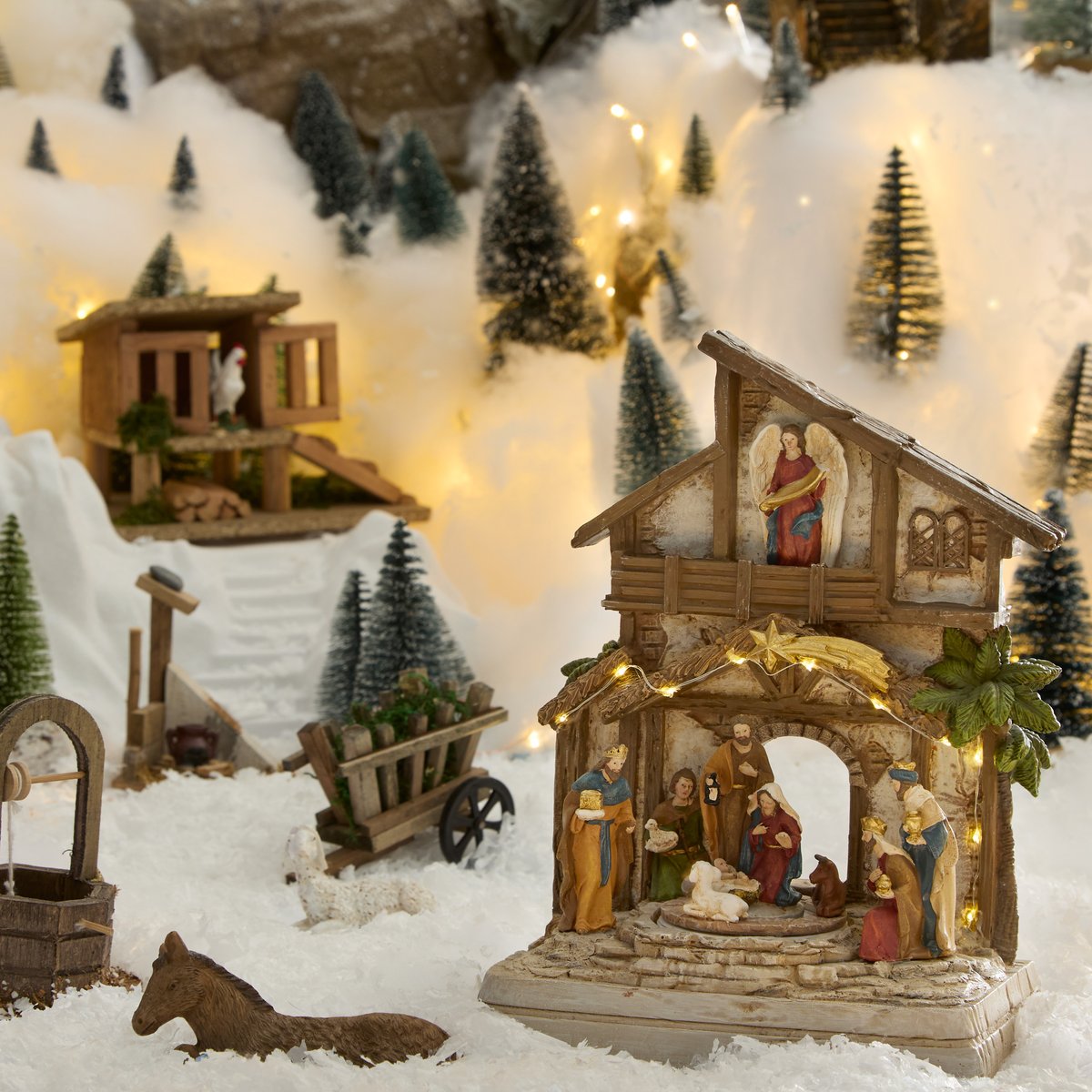 Village de Noël lumineux crèche animé et musical 10 LED à piles multicolore, FEERIC LIGHTS & CHRISTMAS