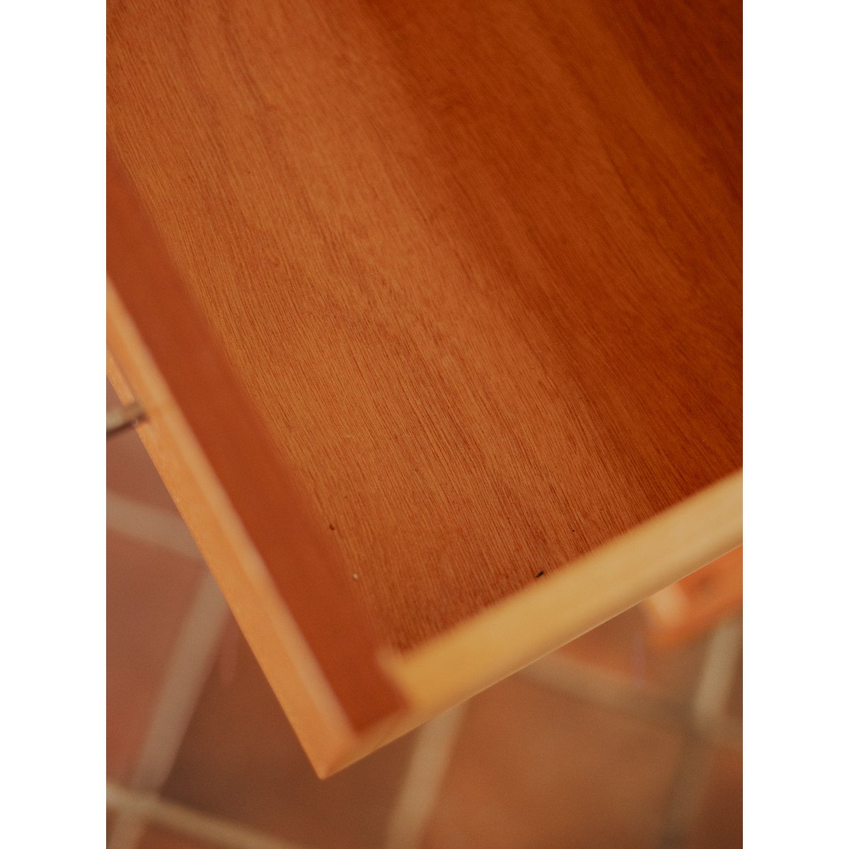 Commode au plateau en marbre blanc Olga N°686 - Bon état bois clair, DEBONGOUT