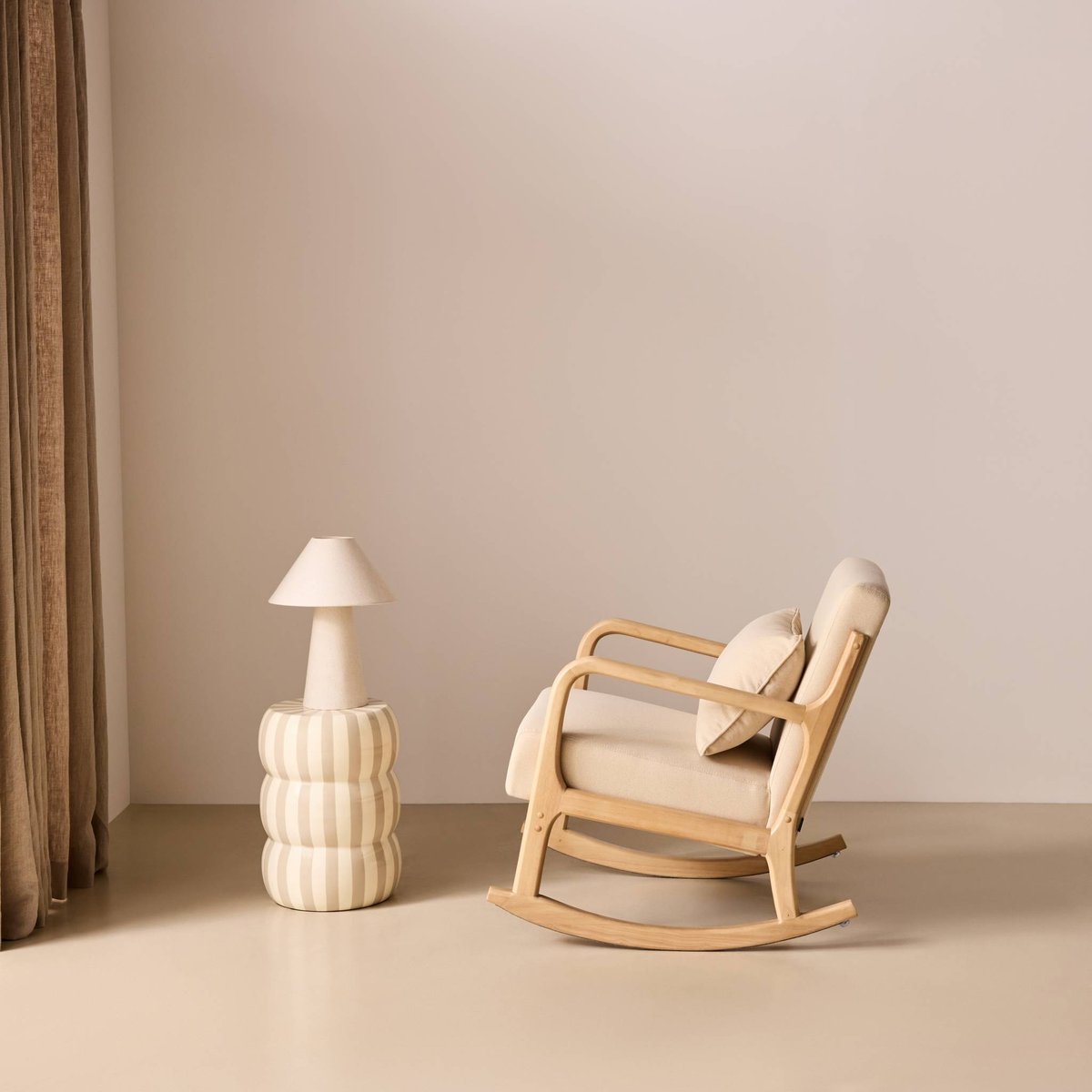 Rocking chair scandinave bois d'hévéa et tissu LORENS gris foncé, SWEEEK