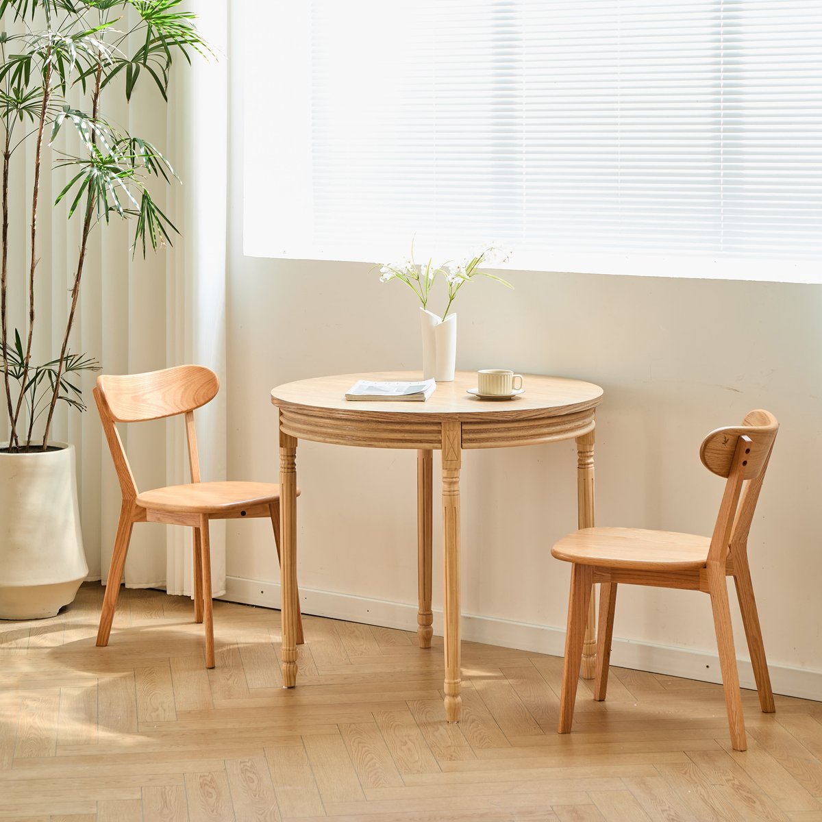 Table à manger 4 personnes en bois, ronde, KAJANI bois naturel, NORDLYS