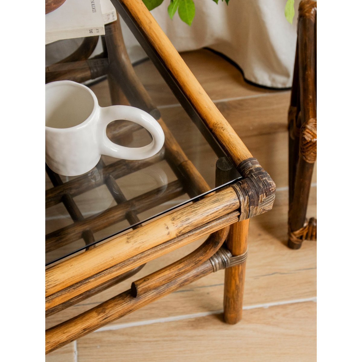 Table basse en rotin et verre fumé Léonie N°1090 - Bon état bois foncé, DEBONGOUT