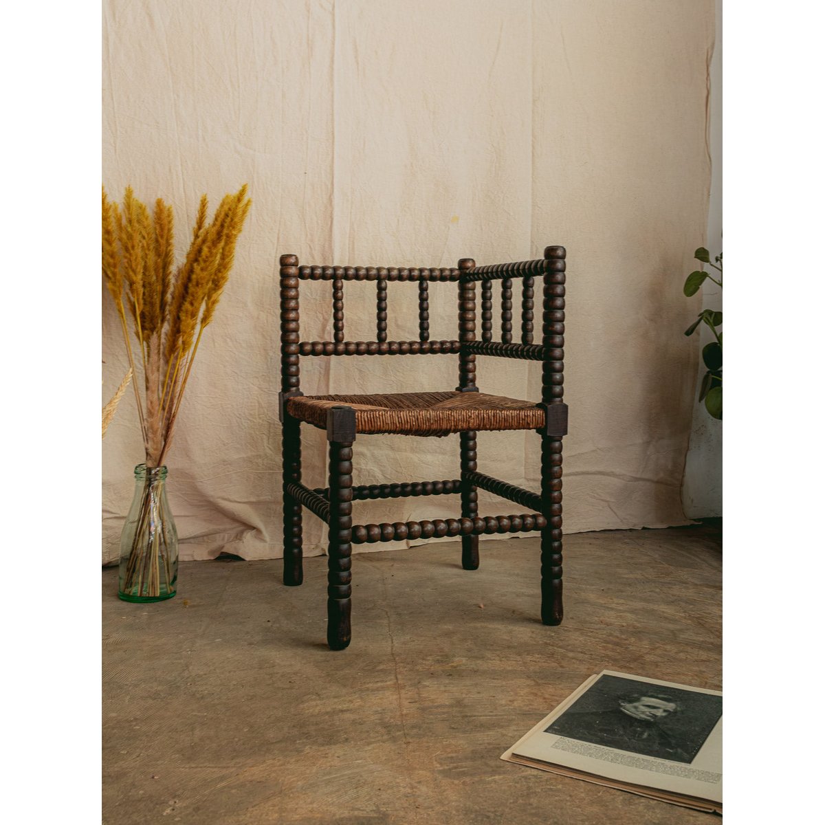 Fauteuil d'angle en bois foncé et perlé Ernest N°1568 - Bon état bois foncé, DEBONGOUT