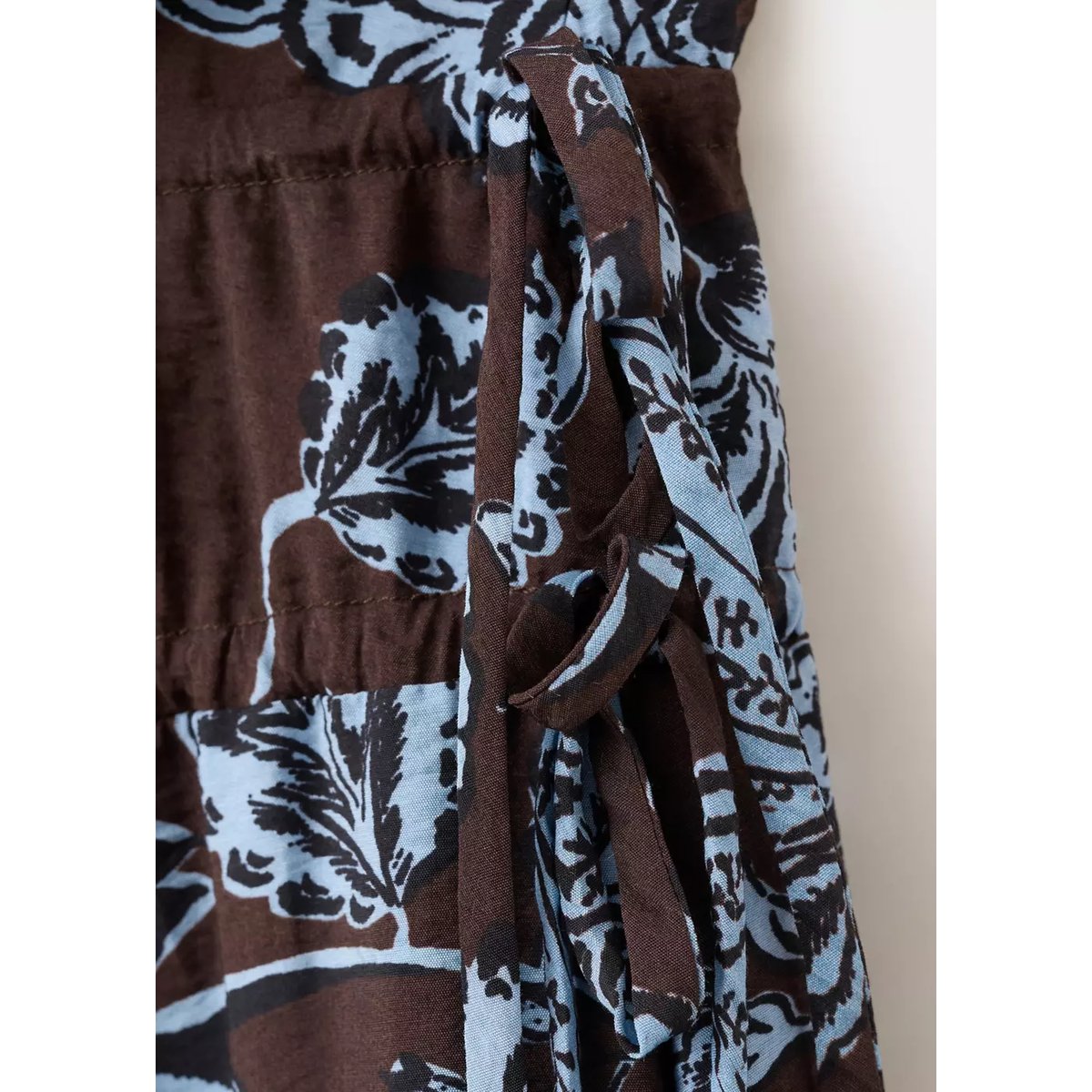 Robe florale détails froncés chocolat, MANGO