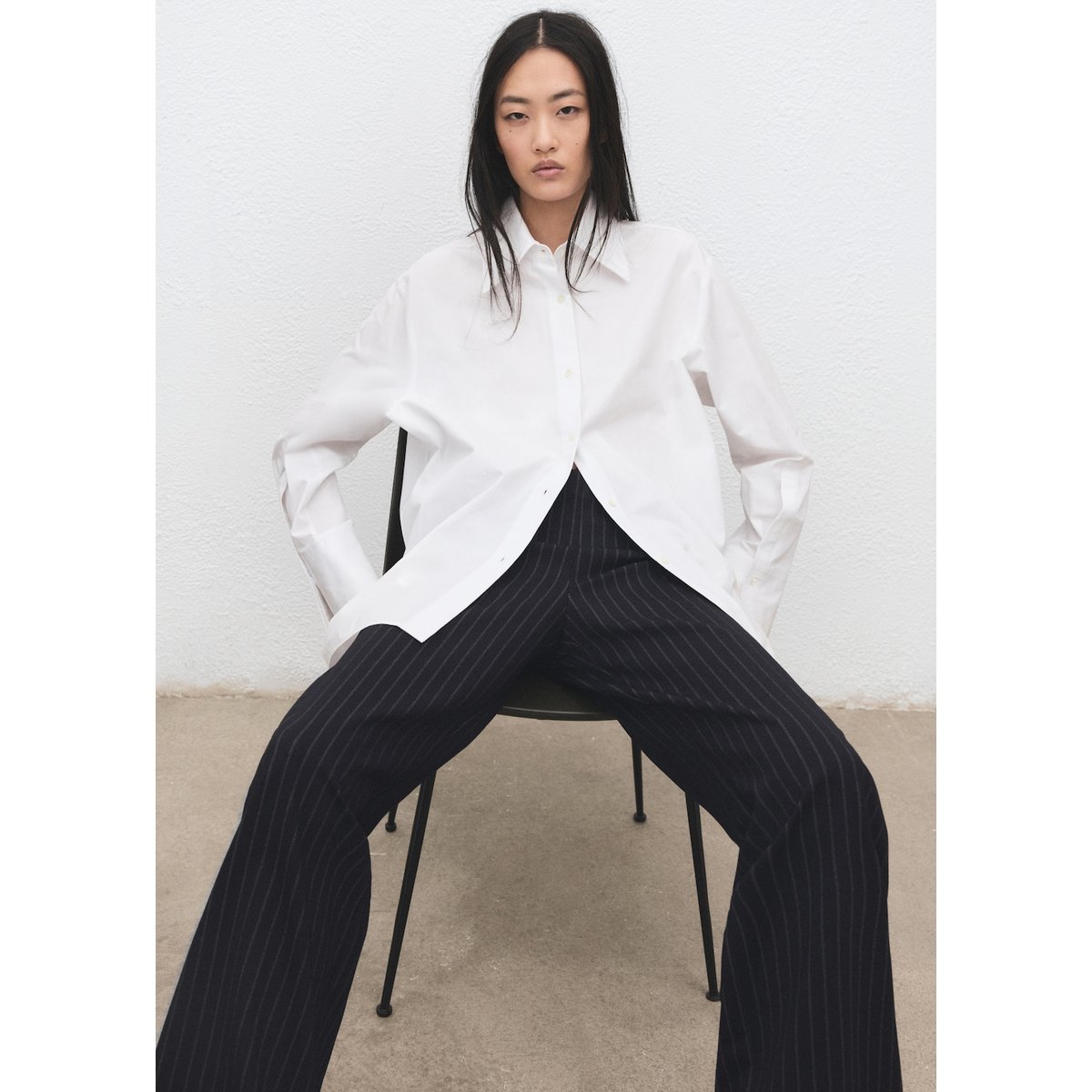 Pantalon droit fines rayures bleu marine, MANGO