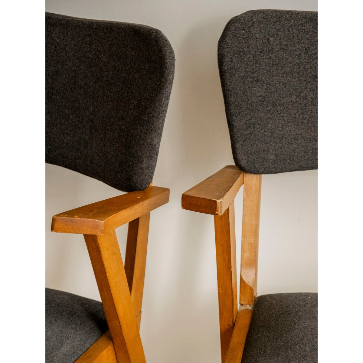 Paire de chaises à accoudoirs Claude N°1564 - Bon état bois clair, DEBONGOUT