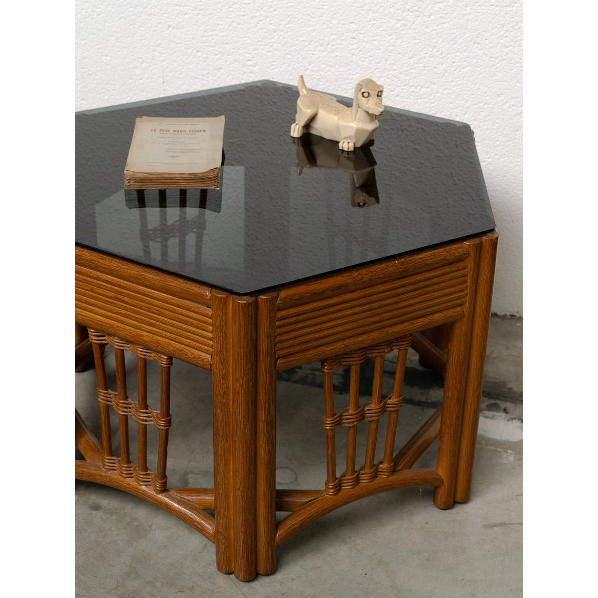 Table basse hexagonale en rotin et verre fumé Donna N°1636 - Bon état fumé, DEBONGOUT
