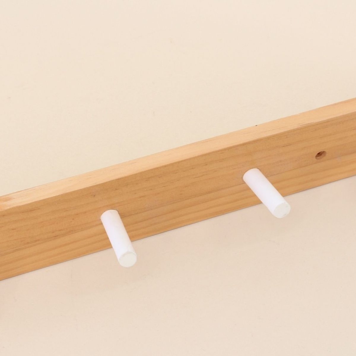 Patère en pin 5 têtes 48x6cm naturel, ORNAMI