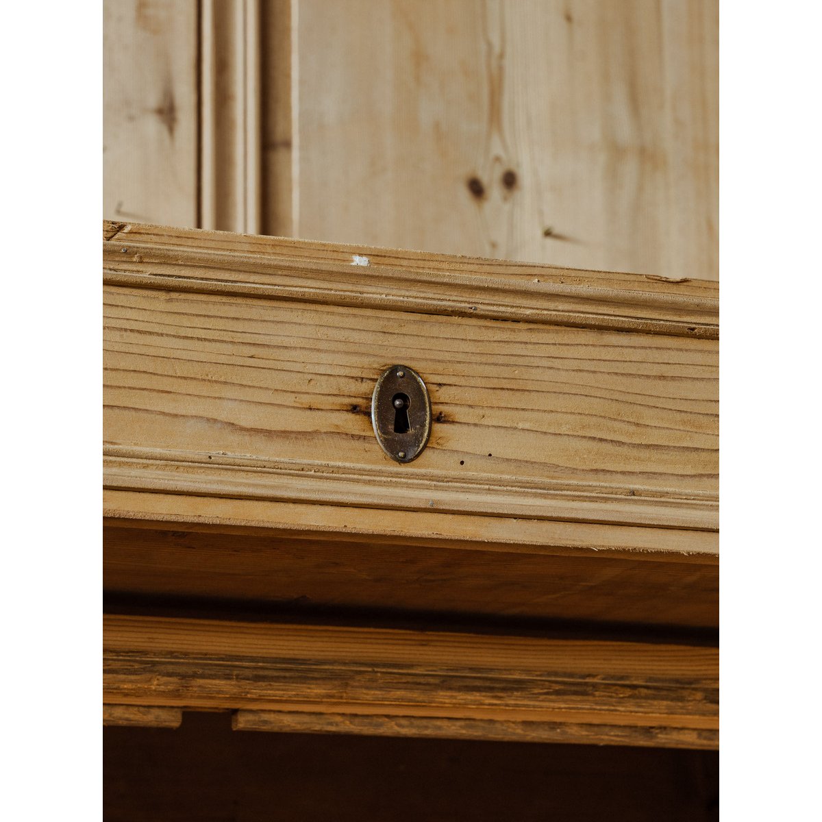 Armoire en bois Blandine N°439 - Bon état bois clair, DEBONGOUT