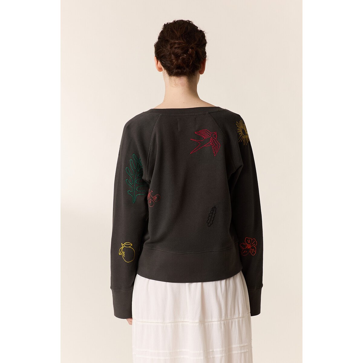 Shavi Embroidered V-Neck Sweatshirt carbon, LEON & HARPER