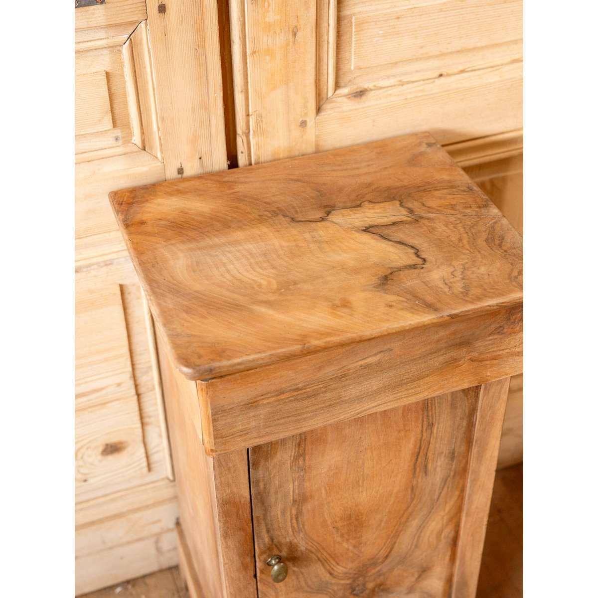 Meuble d'appoint en noyer Gilbert N°1741 - Bon état bois foncé, DEBONGOUT