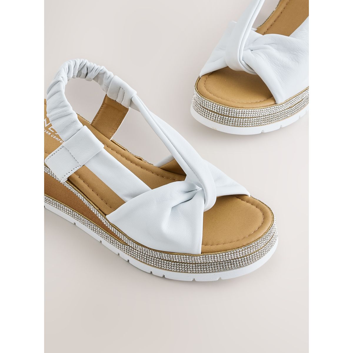 Sandales compensées brillantes à bout ouvert blanc, NEXT