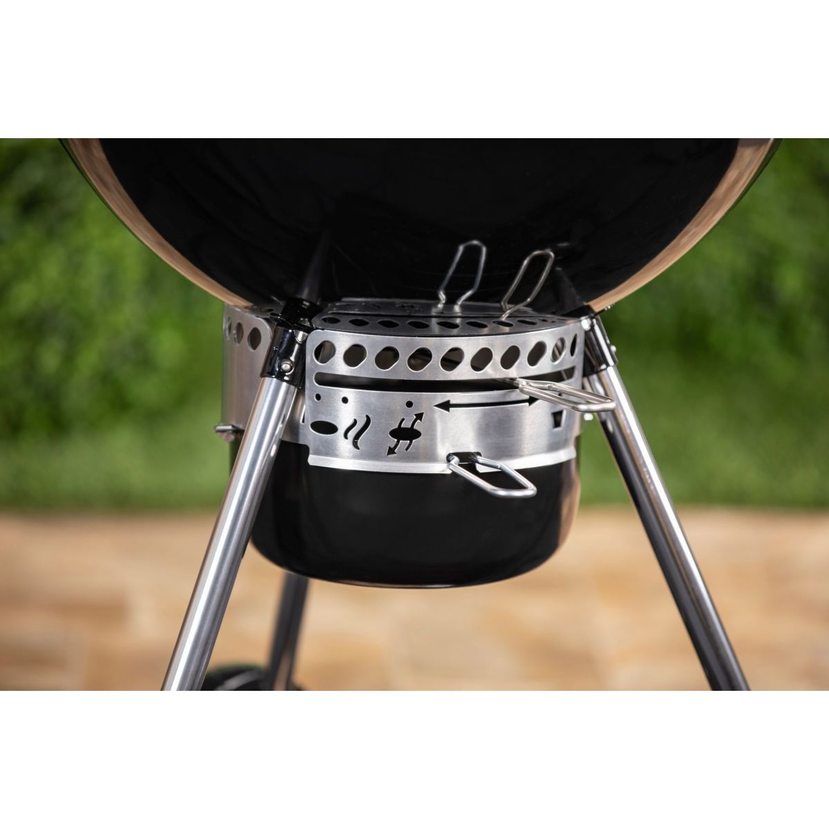 Barbecue charbon master-touch GBS premium E-5775 black sur pied 57 cm + grill GBS en fonte noir, WEBER