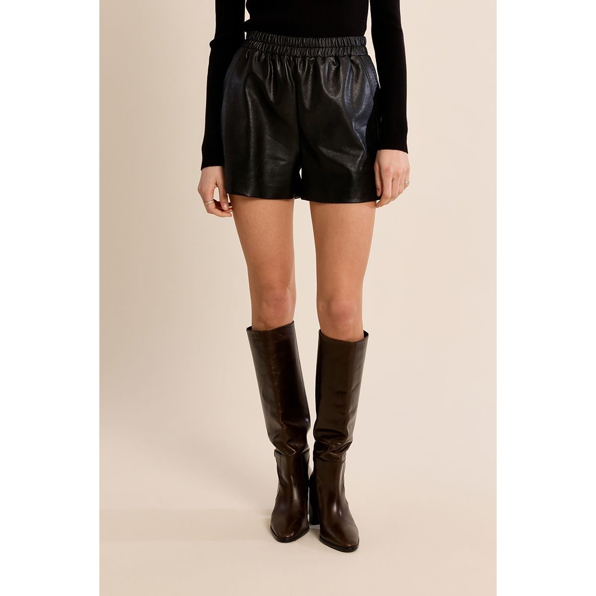 Short taille haute en simili-cuir noir, MOLLY BRACKEN