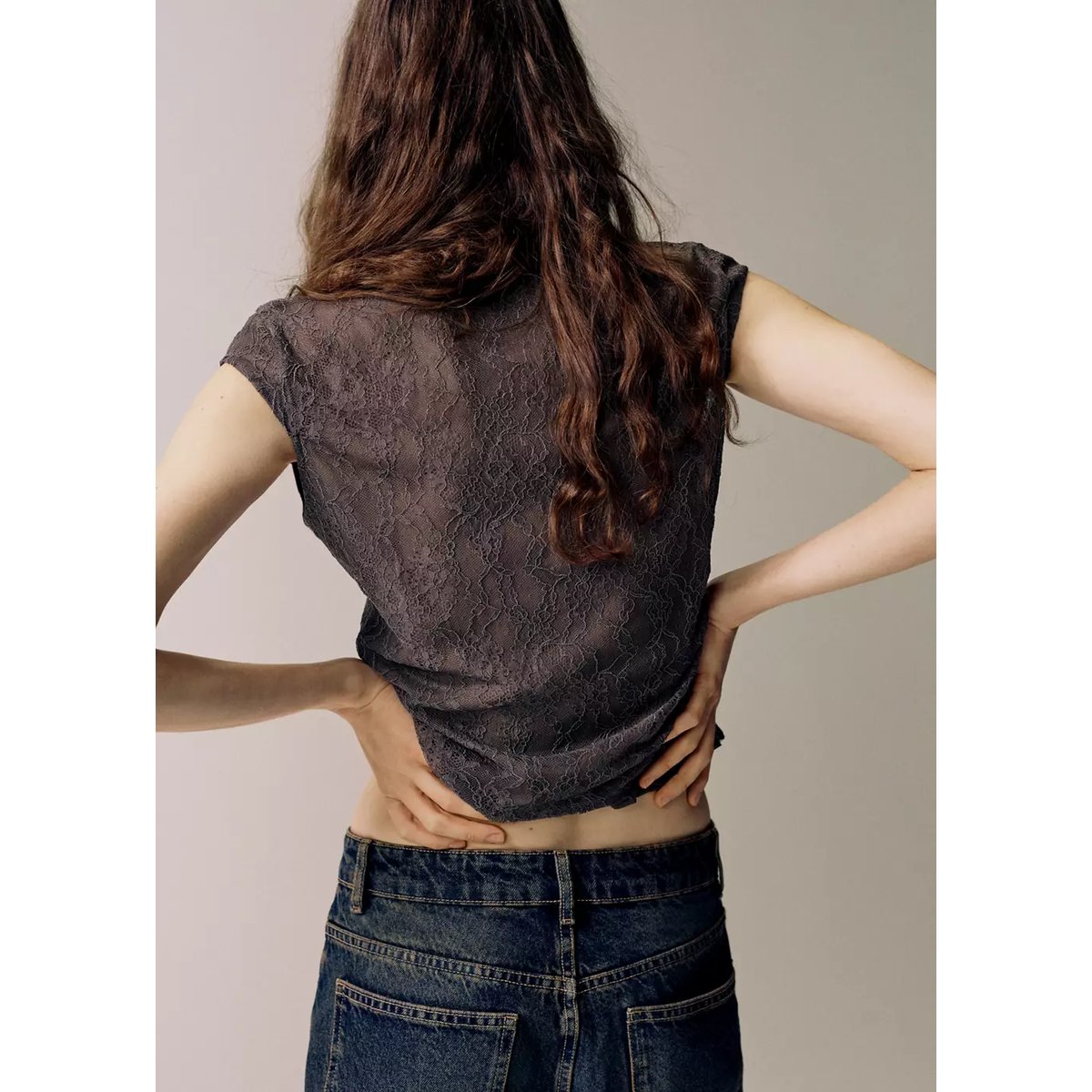 Top dentelle avec nœud gris, MANGO