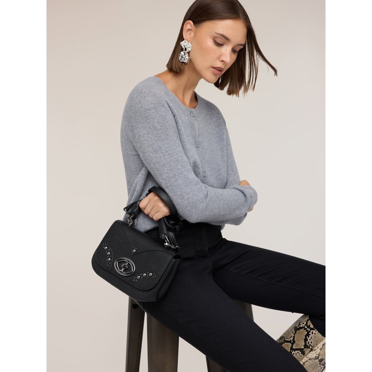 Sac à bandoulière avec clous noir, MOTIVI