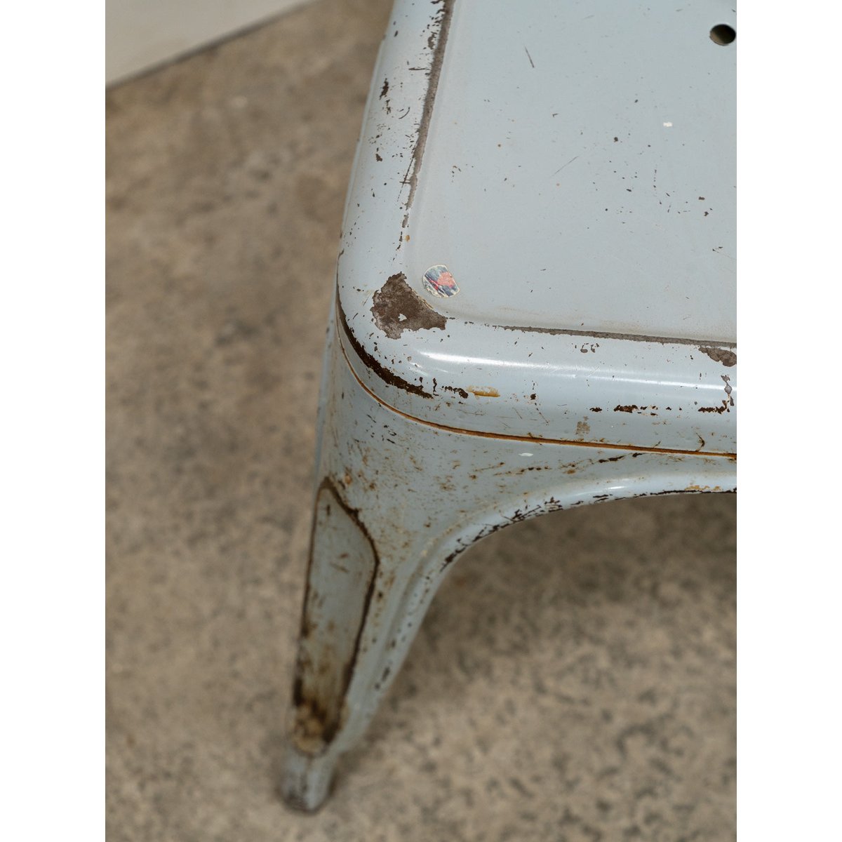 Chaise Tolix en métal bleu gris Alma N°1700 - Bon état bleu clair, DEBONGOUT