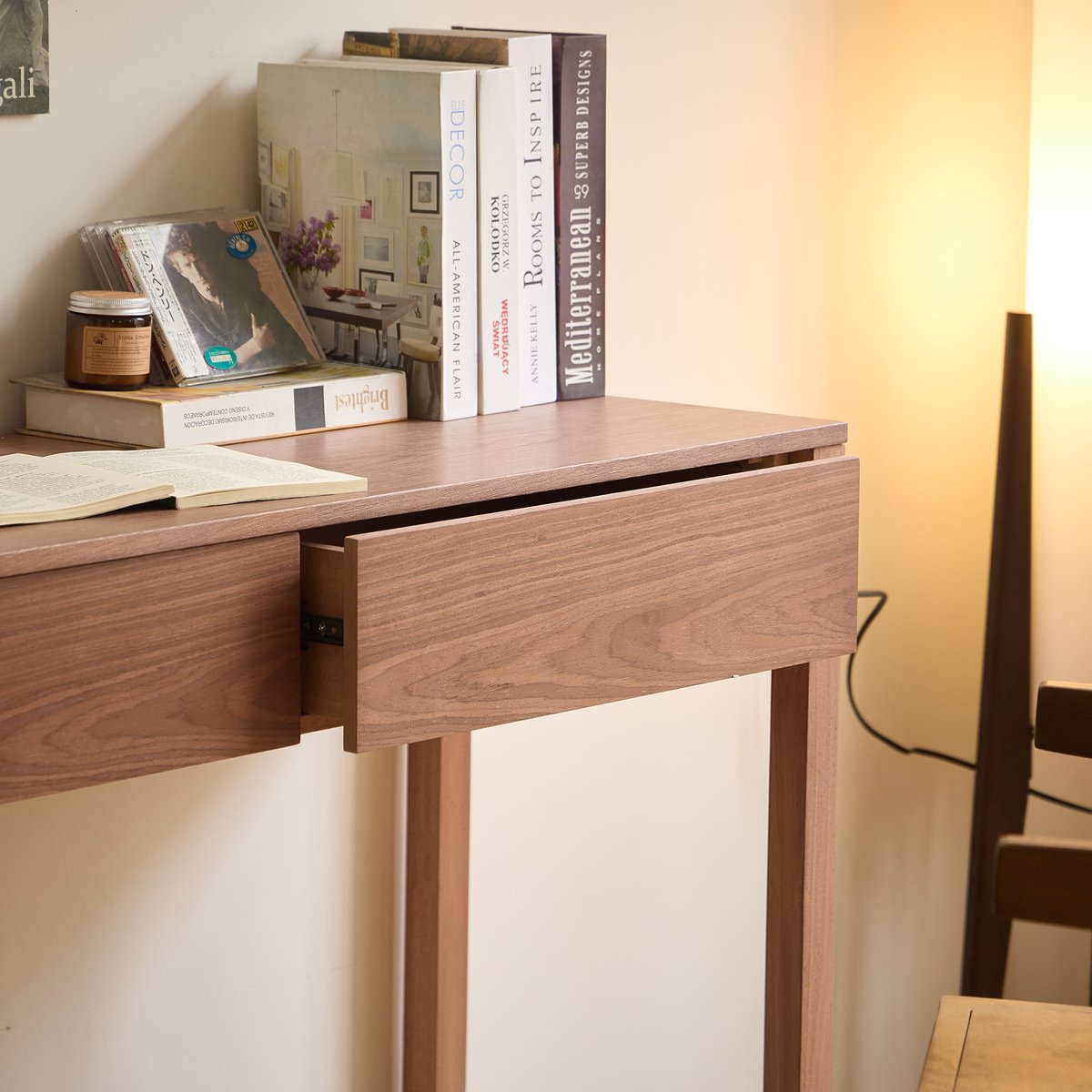 Bureau 2 tiroirs, bois de noyer, VASTERAS bois naturel, NORDLYS