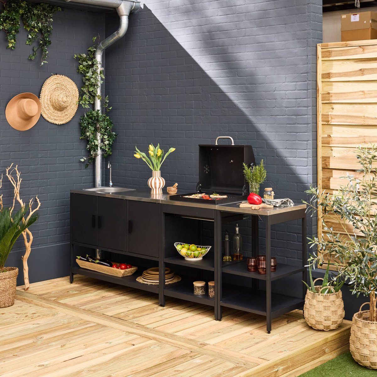 Cuisine d'extérieure 3 modules avec barbecue charbon de bois sur pieds, 2 étagères et thermomètre NAXOS BARBECUE CHARBON + 2 MODULES noir, SWEEEK